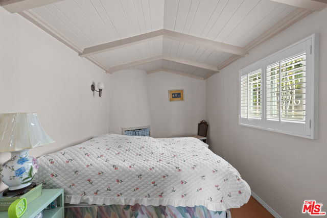 252 S Maple, Beverly Hills CA: https://media.crmls.org/mediaz/089f8fdc-1b01-4dd3-b2f4-386f98a6c6aa.jpg