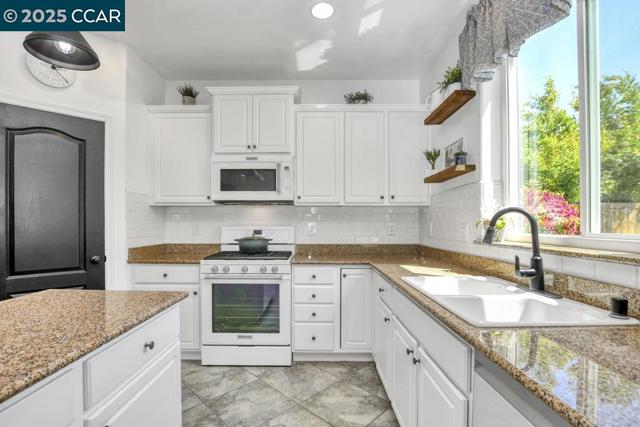369 Myrtle Ln, Oakley CA: https://media.crmls.org/mediaz/08a006b9-5d33-42c1-bca3-fa5bfacd3666.jpg