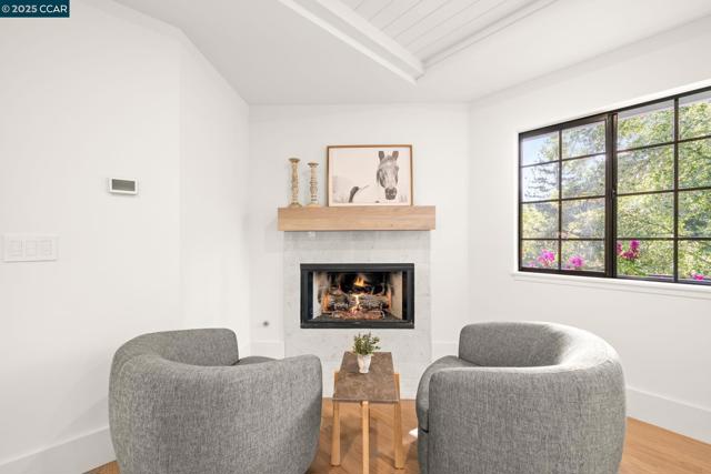 125 Sleepy Hollow Ln, Orinda CA: https://media.crmls.org/mediaz/08a0afb5-351f-4748-b51a-e5fbdf051273.jpg