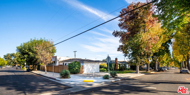 2700 Coolidge Avenue, Los Angeles CA: https://media.crmls.org/mediaz/08a16024-639e-4a11-9e4b-44d19143c481.jpg