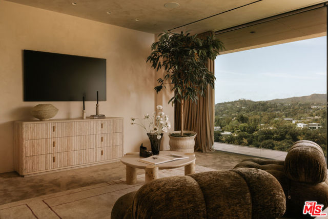 Drew Fenton | 684 Firth Avenue Los Angeles CA | MLS: 7726795