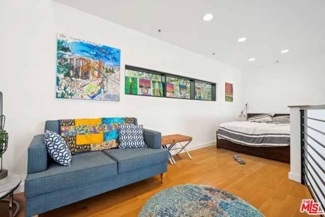 815 Hampton Drive, Venice CA: https://media.crmls.org/mediaz/08a2b509-7f38-4aef-b228-545ca0dcffb7.jpg