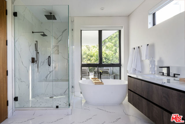 4128 Vantage Avenue, Studio City CA: https://media.crmls.org/mediaz/08a371a4-951f-4d51-bce0-d352839d56bf.jpg