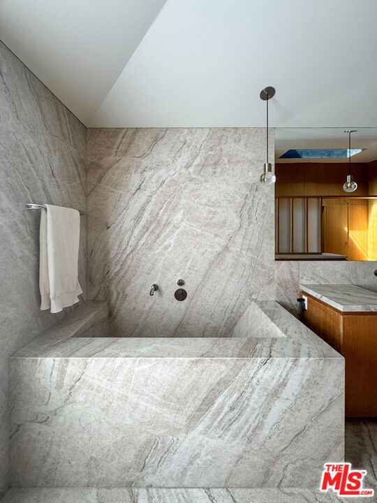 546 N Mccadden Place, Los Angeles CA: https://media.crmls.org/mediaz/08a3bb17-ee93-40b9-8684-28f0b3d174cc.jpg