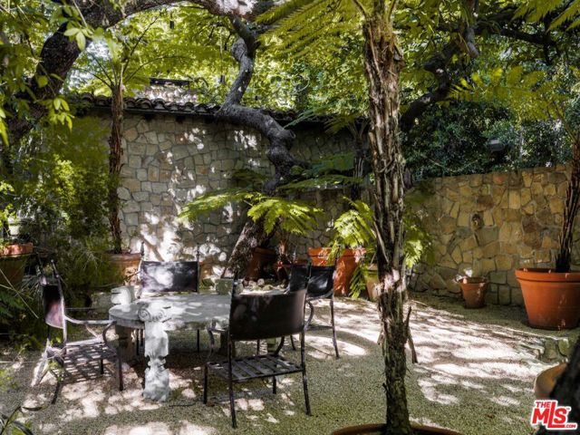 9606 Heather Road, Beverly Hills CA: https://media.crmls.org/mediaz/08a4ca65-bf0b-4366-9439-6d42a4c7fb1e.jpg