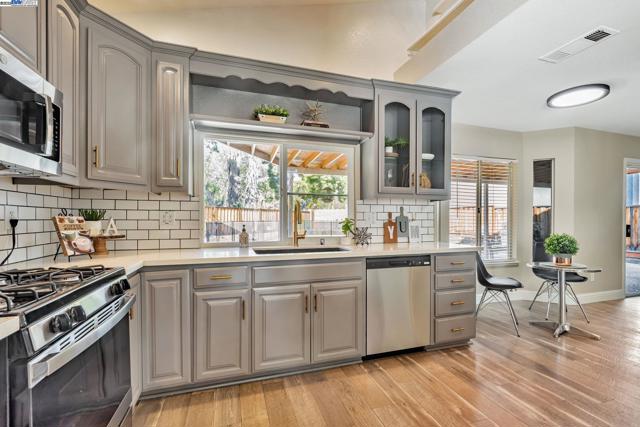 25 Phillips Ct, Tracy CA: https://media.crmls.org/mediaz/08a4d412-a2ab-420a-8be7-23d9d6167ce8.jpg