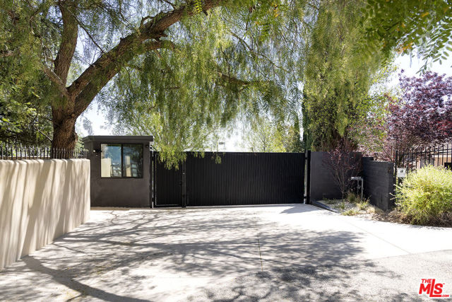 16401 Mulholland Drive, Los Angeles CA: https://media.crmls.org/mediaz/08a530d2-a302-4793-af29-e9176510499c.jpg