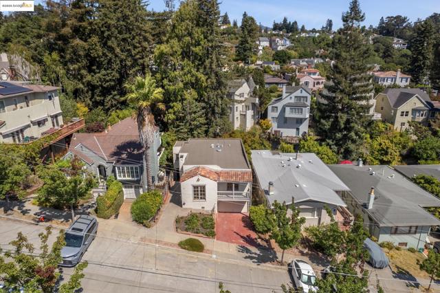 84 Portsmouth Rd, Piedmont CA: https://media.crmls.org/mediaz/08a543eb-1546-4cac-ac2c-8dd9cff083ad.jpg