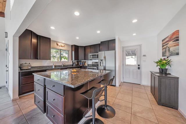 12340 Lakeshore Drive, Clearlake CA: https://media.crmls.org/mediaz/08a66194-08b7-4130-8d8d-e04d9566f0f5.jpg