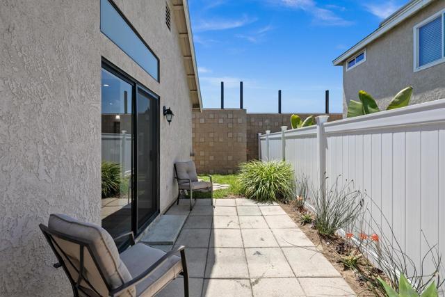 802 Spindrift Ln, Carlsbad CA: https://media.crmls.org/mediaz/08a68526-7a35-49c3-8fee-e6a3eb400e47.jpg