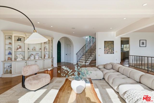 1284 Lago Vista Drive, Beverly Hills CA: https://media.crmls.org/mediaz/08a815a0-481d-4632-a523-ed56968c60d9.jpg