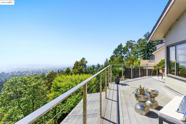 25 Holyrood Manor, Oakland CA: https://media.crmls.org/mediaz/08a86649-5daf-4ef5-aac4-259ba3c96e1f.jpg