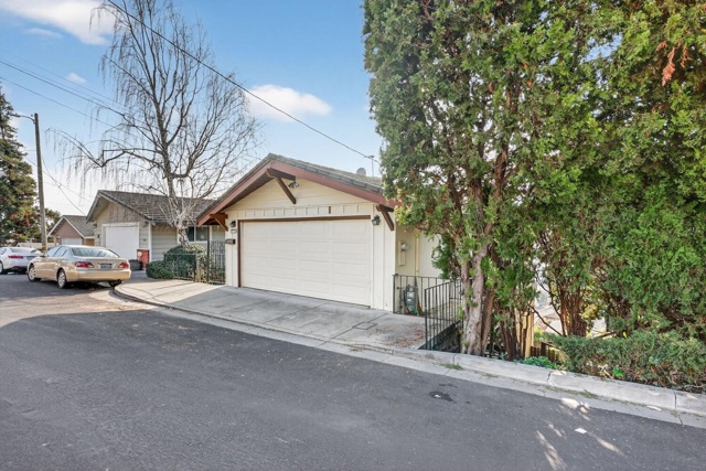 16605 Rolando Ave, Castro Valley CA: https://media.crmls.org/mediaz/08a89fc1-717c-465f-81bc-306596e39778.jpg