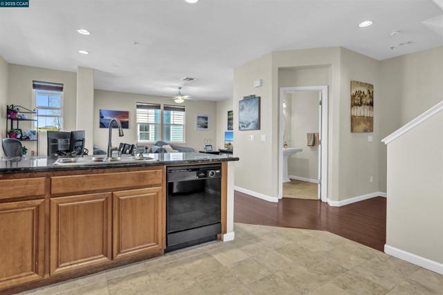411 Summer Ln, Richmond CA: https://media.crmls.org/mediaz/08a8ec26-13aa-44d4-9881-494adb8f46d9.jpg