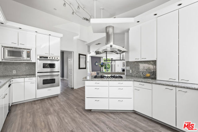 22449 Cass Avenue, Woodland Hills CA: https://media.crmls.org/mediaz/08a9c57a-8918-4999-895b-438c88e2c1bd.jpg