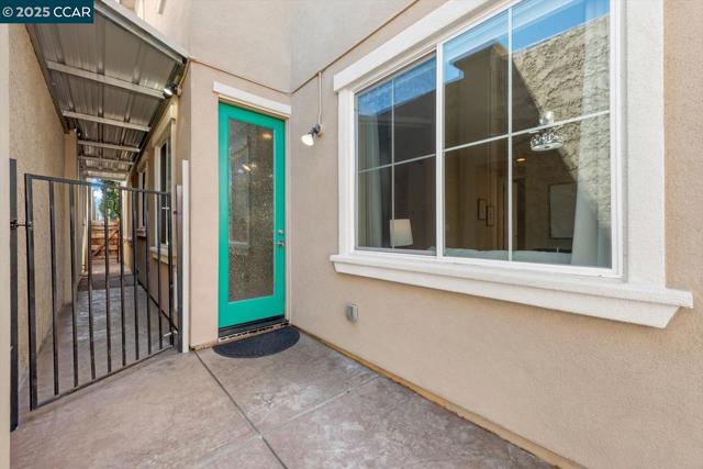 240 Alta St, Brentwood CA: https://media.crmls.org/mediaz/08aa0979-b56b-46a0-b2f5-7cf84066c2d8.jpg