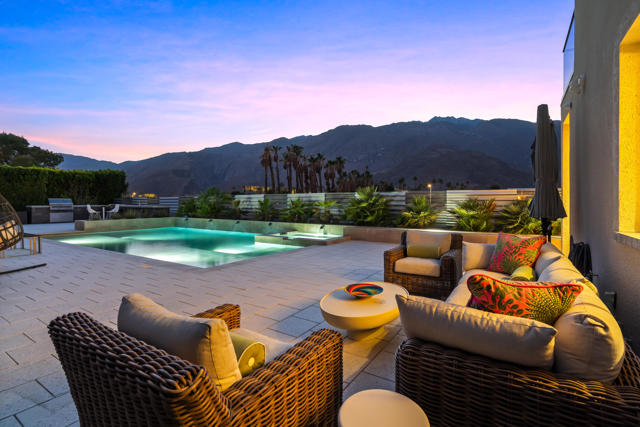 427 N Avenida Caballeros, Palm Springs CA: https://media.crmls.org/mediaz/08ab51de-74f3-412a-9d6a-e571449a7408.jpg