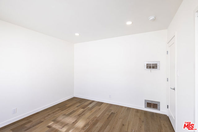 1026 6th Street, Santa Monica CA: https://media.crmls.org/mediaz/08ab78eb-eb81-4fe7-a9a3-01b5f55f2a9f.jpg