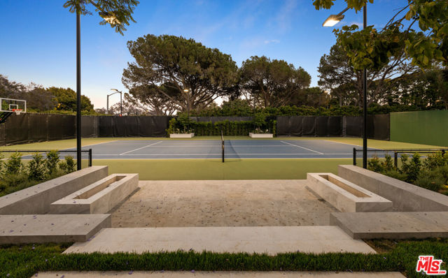 901 N Whittier Drive, Beverly Hills CA: https://media.crmls.org/mediaz/08ab9c70-d037-4510-81d0-06f74ed8f739.jpg