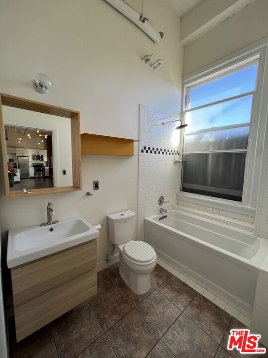 215 W 7th Street, Los Angeles CA: https://media.crmls.org/mediaz/08abb3ac-f48d-4e1e-9d84-79d1d13cd210.jpg
