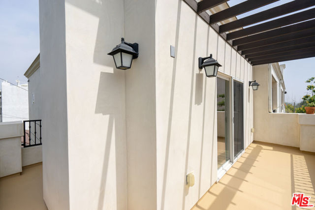 1529 S BEVERLY Drive, Los Angeles CA: https://media.crmls.org/mediaz/08ac2e64-e5ee-43e1-8da6-c3037b1e8dab.jpg
