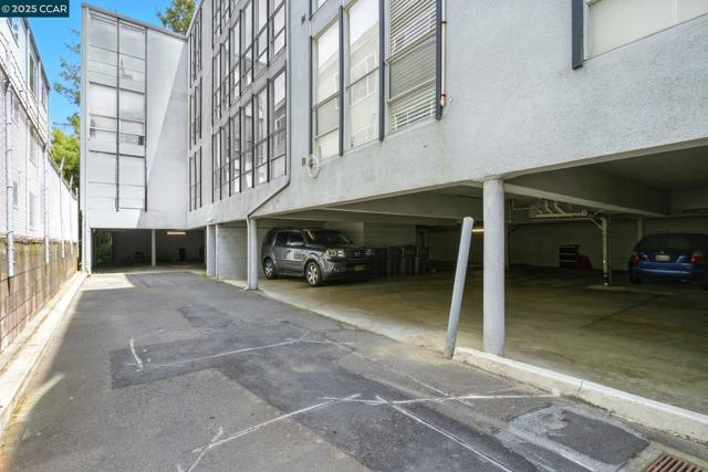 193 Montecito, Oakland CA: https://media.crmls.org/mediaz/08adce2c-6c10-4bd4-85ce-f37001fcad77.jpg