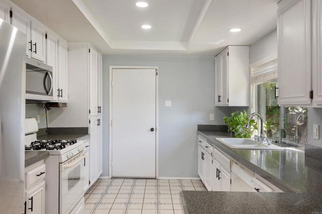 Detail Gallery Image 5 of 21 For 736 Granada Dr, Vista,  CA 92083 - 4 Beds | 2 Baths