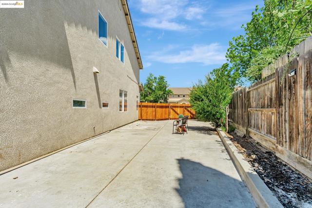 1261 King Loop, Tracy CA: https://media.crmls.org/mediaz/08b0cab3-67ca-4d70-abd8-80a159ba833c.jpg