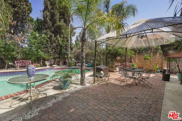 9854 CEDROS Avenue photo 3