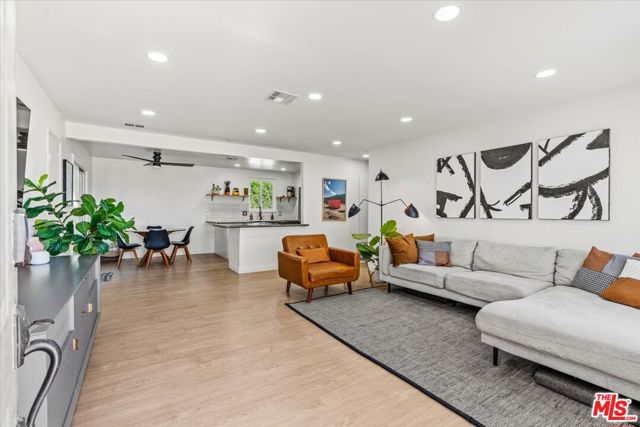 1808 E Francis Drive, Palm Springs CA: https://media.crmls.org/mediaz/08b29281-bee3-4475-9e3f-95f4a03e08dd.jpg