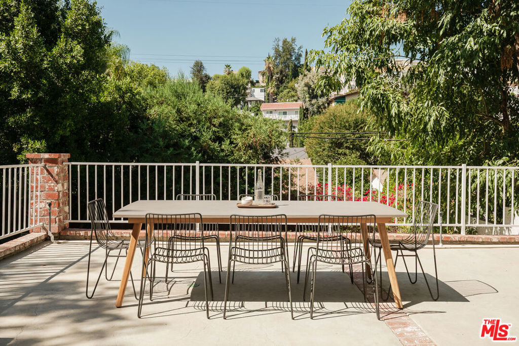 https://media.crmls.org/mediaz/08b2de08-fd2f-4ada-8b8c-047fde783799.jpg?preset=X-Large