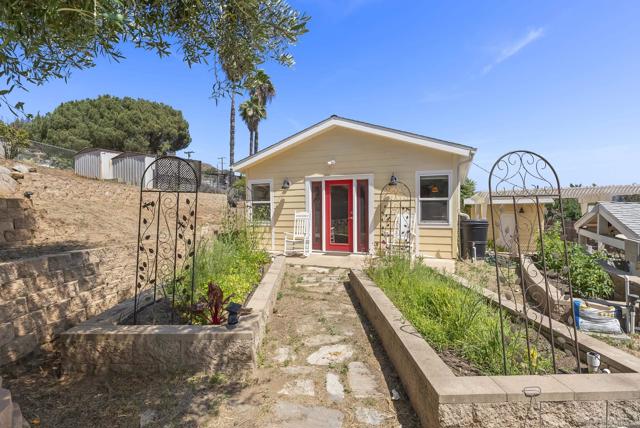 10505 Valle Vista Rd, Lakeside CA: https://media.crmls.org/mediaz/08b49b7b-58b3-4051-b815-a19600c1678c.jpg