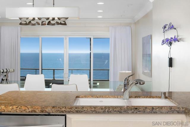 270 Surfview Ct, Del Mar CA: https://media.crmls.org/mediaz/08b4f7c9-3ff9-498a-8893-2a4e6fd7e40b.jpg
