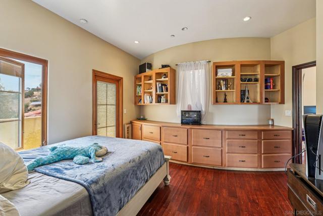15035 Orchard View Dr, Poway CA: https://media.crmls.org/mediaz/08b544a2-9ad3-41ba-b3dd-7eefb5de487c.jpg