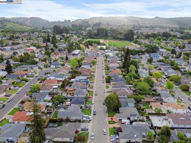 4311 Circle Ave, Castro Valley CA: https://media.crmls.org/mediaz/08b606d4-c8e4-478d-821d-e0cb837f72b9.jpg
