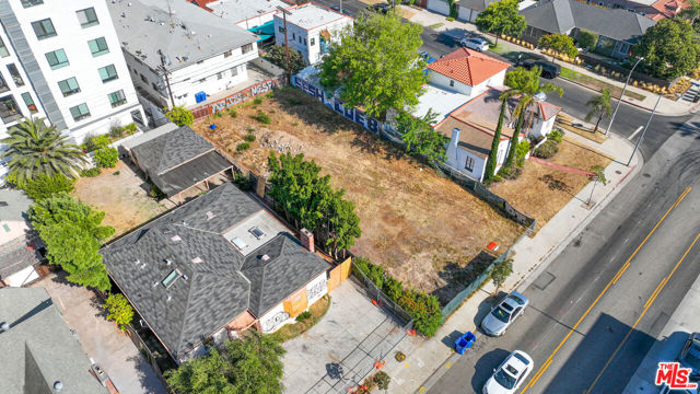 1562 S Fairfax Avenue, Los Angeles CA: https://media.crmls.org/mediaz/08b7574e-3c1b-47f3-aba3-930a3ff2bf99.jpg