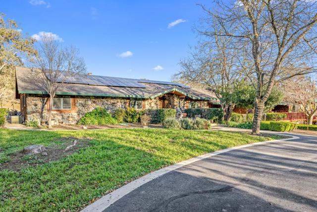 6915 Redwood Retreat Road, Gilroy CA: https://media.crmls.org/mediaz/08b8d8d5-2654-4168-98a7-b75024e7c476.jpg