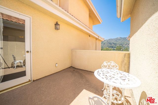 2716 Honolulu Avenue, Montrose CA: https://media.crmls.org/mediaz/08b9d0f5-8381-4cc2-9515-e7c85f6b3140.jpg