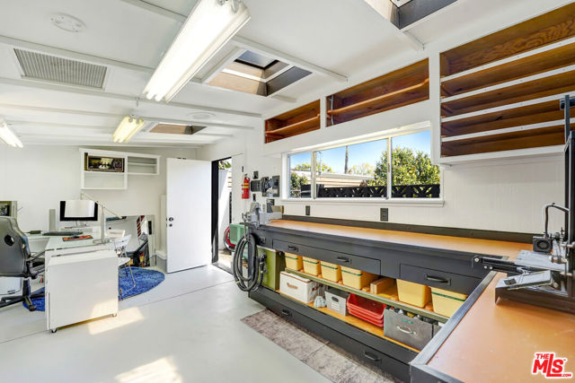 6409 Graves Avenue, Lake Balboa CA: https://media.crmls.org/mediaz/08ba9712-e791-43c5-bff1-0cd34fb6cd9a.jpg