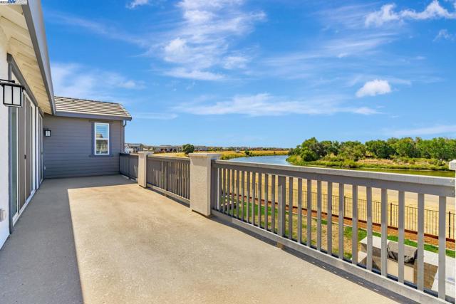 665 River Bend Dr, Lathrop CA: https://media.crmls.org/mediaz/08bbb4aa-63b3-4eef-8242-b60992015c62.jpg