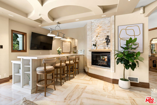 2468 Coldwater Canyon Drive, Beverly Hills CA: https://media.crmls.org/mediaz/08bbe454-627e-426a-8217-6a252ea0e9f8.jpg