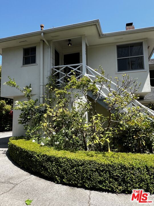 130 S Bowling Green Way, Los Angeles CA: https://media.crmls.org/mediaz/08bc2125-7416-4b11-8c25-69e005451300.jpg