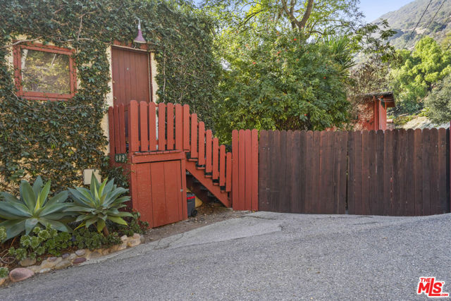 809 Basin Drive, Topanga CA: https://media.crmls.org/mediaz/08bc347e-b1e0-409a-afea-d8b0d3580539.jpg
