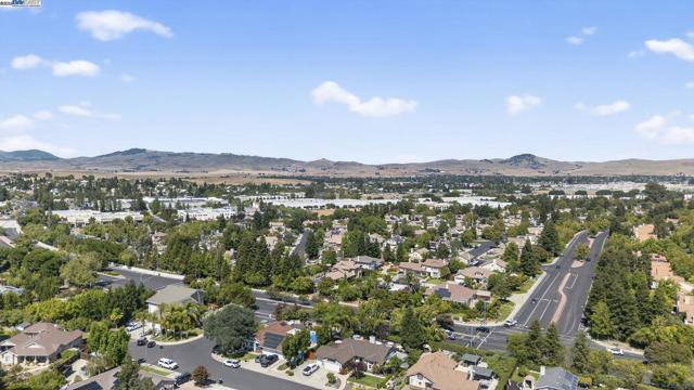 368 Beverly St, Livermore CA: https://media.crmls.org/mediaz/08bc8028-e7f8-4e78-992a-cfeac233430e.jpg