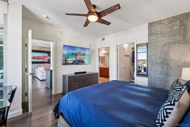 800 The Mark Ln, San Diego CA: https://media.crmls.org/mediaz/08bd3112-6ff5-4869-9ad1-3ebc589a2598.jpg