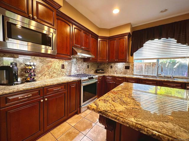 37710 Sprucewood Ln, Murrieta CA: https://media.crmls.org/mediaz/08bdaceb-ceec-429a-ba4b-fde7a191ca0d.jpg