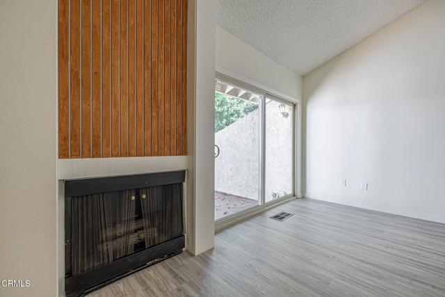 Detail Gallery Image 11 of 48 For 22239 1/4 Erwin St, Woodland Hills,  CA 91367 - 2 Beds | 2 Baths