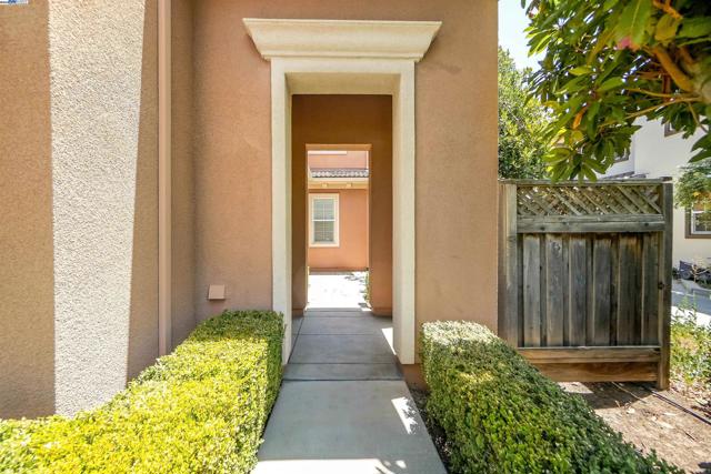 671 W Questa Trl, Mountain House CA: https://media.crmls.org/mediaz/08c0ffe6-ecde-4ea7-9a0d-217cc1582258.jpg