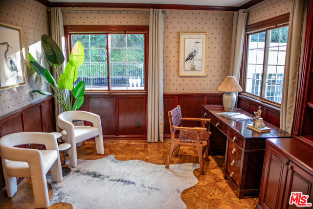 11502 Dona Teresa Drive, Studio City CA: https://media.crmls.org/mediaz/08c1789b-611d-4f2b-bb4e-ecc8614defbc.jpg