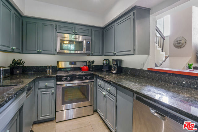 4425 WHITSETT Avenue, 212 photo 3